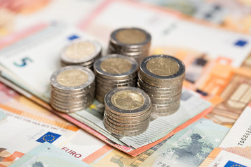 Stapel von 2-Euro-Münzen auf Banknoten