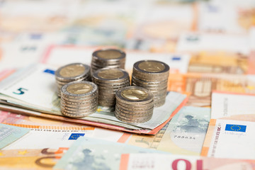 Stapel von 2-Euro-Münzen auf Banknoten