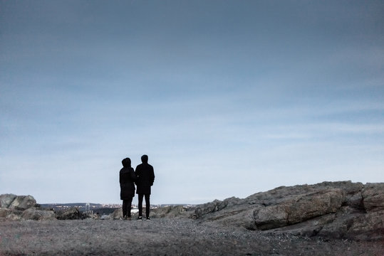 Paar an einsamen Felsen nach Beschr&auml;nkungen wegen Corona Krise im M&auml;rz 2020 MR yes