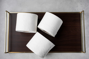 Rollos de papel higiénico sobre la bandeja