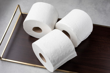 Rollos de papel higiénico sobre la bandeja