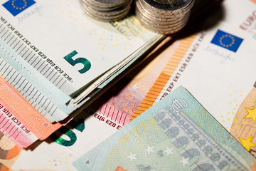 Stapel von 2-Euro-Münzen auf Banknoten