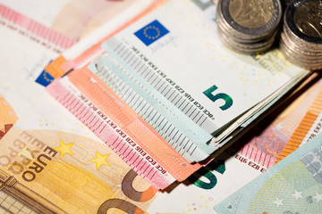 Stapel von 2-Euro-M&uuml;nzen auf Banknoten