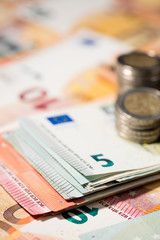 Stapel von 2-Euro-Münzen auf Banknoten