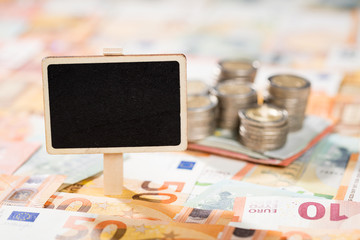 Stapel von 2-Euro-Münzen auf Banknoten