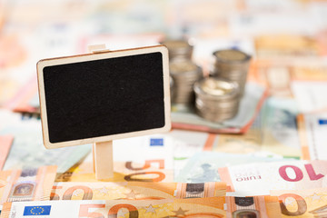 Stapel von 2-Euro-Münzen auf Banknoten