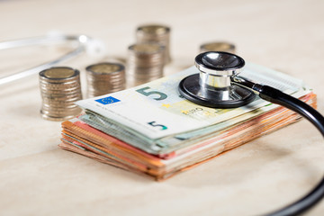 Symbolbild Stethoskop mit Euro Banknoten