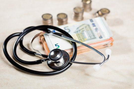 Symbolbild Stethoskop mit Euro Banknoten