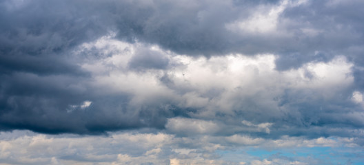 Fototapeta na wymiar Overcast sky with dark cloud in windy day.