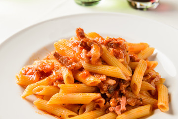 Pasta italiana, penne con ragù di carne e pancetta, fuoco selettivo