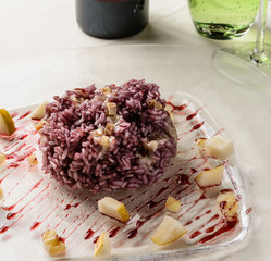 Risotto con pere e vino rosso, fuoco selettivo
