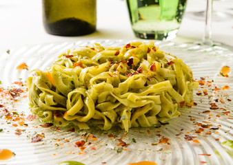 Tagliatelle verdi piccanti, ricetta italiana, fuoco selettivo