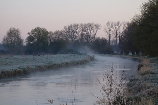 Der Fluss Niers bei Grefrath Oedt am Niederrhein an einem frostigen Wintermorgen