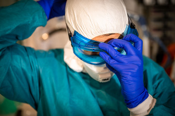 Personal sanitario se protege en la epidemia de covid19