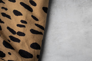 Pañuelo estampado sobre superficie gris © imageblock