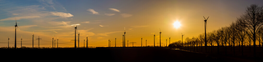 Silhouette von Windrädern bei Sonnenuntergang