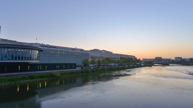personnes partent au travail le matin dans urgences de Nantes - Time-Laps
