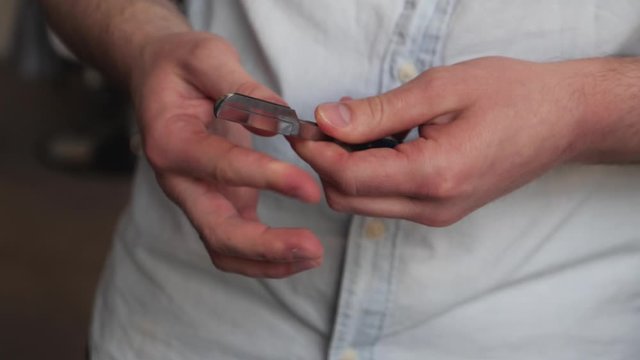 replacing the razor blade in the barber&rsquo;s hands