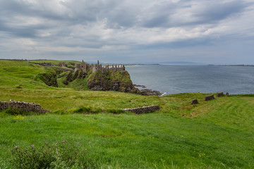 Ruinen von Dunluce Castle an der Causeway Coast - County Antrim, Nordirland 