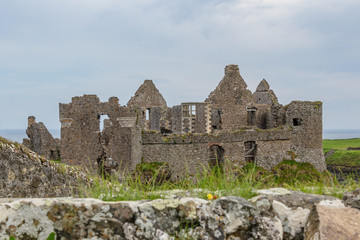 Ruinen von Dunluce Castle an der Causeway Coast - County Antrim, Nordirland 