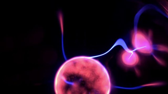 elektrisches Plasma in einer Glaskugel, mit Blitzen