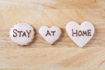 STAY AT HOMEと書かれた手作りのアイシングクッキー