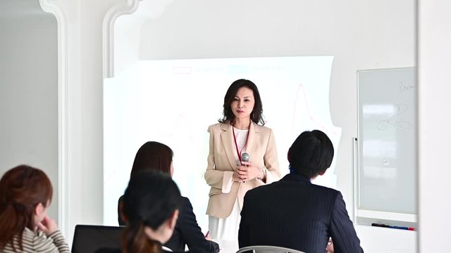 女性社員のプレゼン