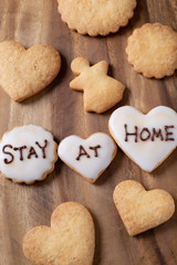 STAY AT HOMEと書かれた手作りのアイシングクッキー