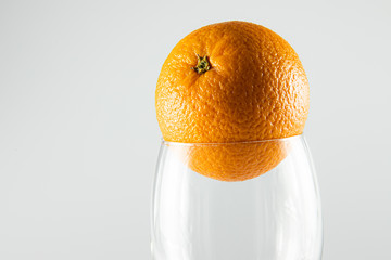 Pomarańcza w szklance, izolowana.