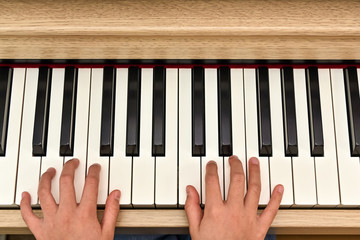 ピアノの練習をする子供