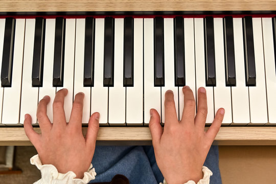 ピアノの練習をする子供