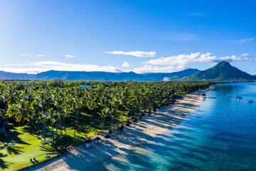 La plage de Flic en Flac avec des hôtels de luxe et des palmiers, derrière la montagne Tourelle du Tamarin, Ile Maurice, Afrique