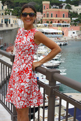 GIOVANE DONNA CON VESTITO ROSSO