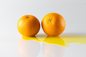 Świeże pomarańcze w soku, izolowane