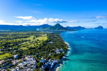 The beach at Flic en Flac with luxury hotels and palm trees, behind the mountain Tourelle du Tamarin, Mauritius, Africa - obrazy, fototapety, plakaty