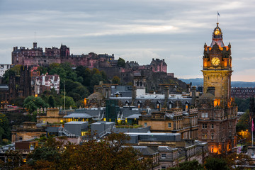 Fototapeta premium Edinburgh city skyline and castle at night, Scotland