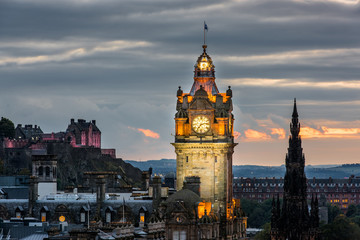 Obraz premium Edinburgh city skyline and castle at night, Scotland