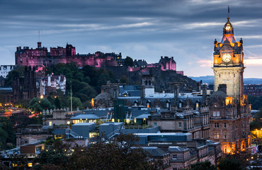 Obraz premium Edinburgh city skyline and castle at night, Scotland