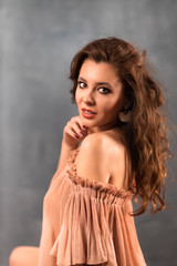 Naklejka premium Portrait with beautiful Caucasian woman, retro fashion women in grey background.