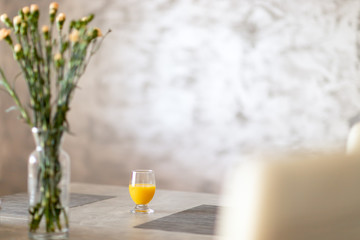 Szkło z sokiem pomarańczowym na stole w kuchni