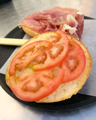 bocadillo de jamon y tomate