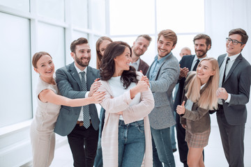 Obraz premium happy business team admiring their young leader