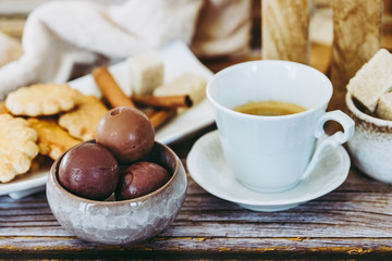 Tasse de café et assortiment de chocolats