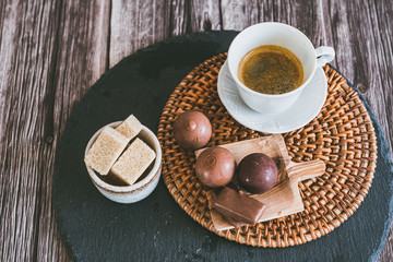 Tasse de café et assortiment de chocolats