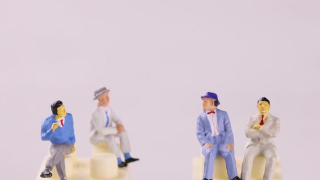 二つの選択肢とビジネスマンたち　チルトダウン