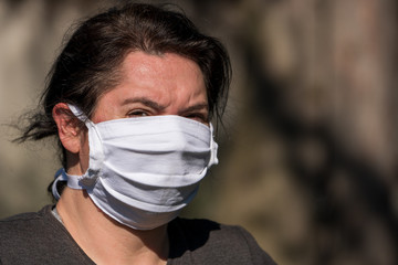 Frau mit Mund Nase Schutzmaske