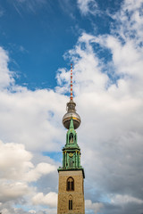Obraz premium Berliner Fernsehturm und Kirche.