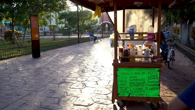 Street vendor&rsquo;s cart in the zocalo, central square in the evening in Valladolid, Yucatan, Mexico.