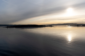 Flussladschaft des Oslofjord in der Abenddämmerung im Frühling
