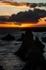 Couché du soleil au falaise en bord de mer 